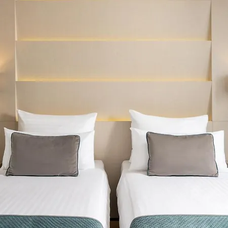 Golden Tulip Victoria